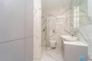 Kúpeľňa v ubytovaní Tradycyjny Apartament 3city w Gdyni z Parkingiem by Noclegi Renters