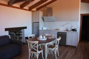 Kuchyň nebo kuchyňský kout v ubytování O Yunque Casa Ferrador Ribeira Sacra
