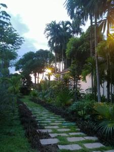 Garden sa labas ng Villa Thakhek