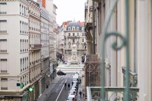 Blick auf eine Stadtstraße mit Gebäuden und Autos in der Unterkunft Globe Et Cecil in Lyon