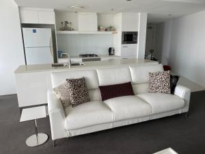 
A seating area at Luxury Large One Bedroom Surfers Paradise
