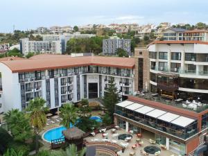 een luchtzicht op een hotel in een stad bij Pırıl Hotel Thermal&Beauty SPA in Çeşme