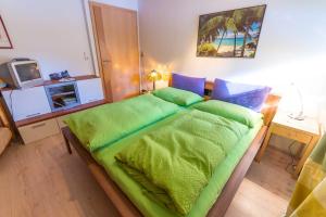 Postel nebo postele na pokoji v ubytování Ferienwohnung Reitgestüt Waldeck