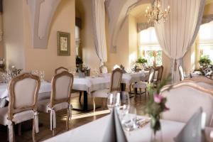 Restoran või mõni muu söögikoht majutusasutuses Pałac Mojęcice