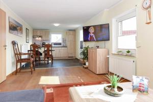 a living room with a table and a dining room at Ferienwohnung Teezeit in Neuharlingersiel
