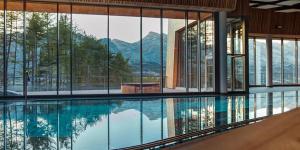 Una gran piscina en un edificio con ventanas. en Appartement 8 personnes à 3 minutes des pistes, en Le Dévoluy