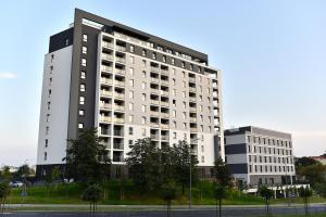 VIP Apartament number 10 في لوبلين: عمارة سكنية كبيرة بيضاء مع شارع
