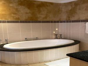Kupatilo u objektu Sands Beach Simbithi Eco Estate Luxury Villa