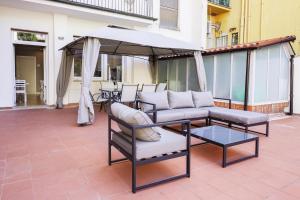 patio con divano e ombrellone di La Terrazza di Jenny B&B a Firenze