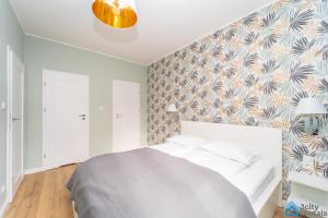 Posteľ alebo postele v izbe v ubytovaní Tradycyjny Apartament 3city w Gdyni z Parkingiem by Noclegi Renters + 2 fotografie