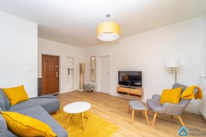 Televízia a/alebo spoločenská miestnosť v ubytovaní Tradycyjny Apartament 3city w Gdyni z Parkingiem by Noclegi Renters