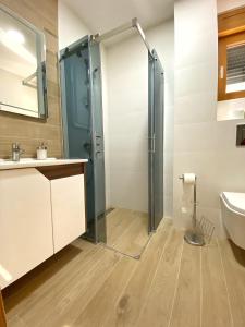 La salle de bains est pourvue d'une douche et d'un lavabo. dans l'établissement Vila Elsa I S32, à Zlatibor