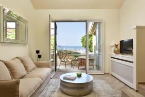 Uma área de estar em Punta Ala Sea View Apartments