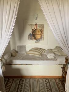 Pokój z łóżkiem z garnkiem na ścianie w obiekcie Dammuso Oriente w mieście Pantelleria