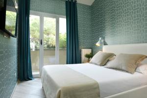 Cama ou camas em um quarto em Punta Ala Sea View Apartments