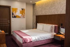 Ένα ή περισσότερα κρεβάτια σε δωμάτιο στο Hotel Bograd - Apartments & Lounge Station