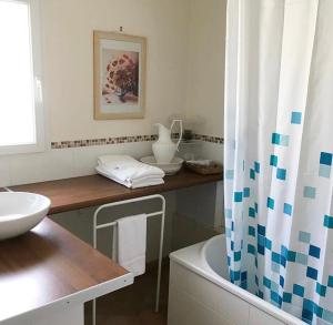 un bagno con lavandino e vasca da bagno di La Ferme de la Maugerie a Thoury Altre 21 foto