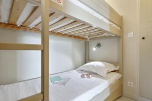 a bunk bed in a small room at Résidence Pierre & Vacances L’Anse De Pramousquier in Le Lavandou
