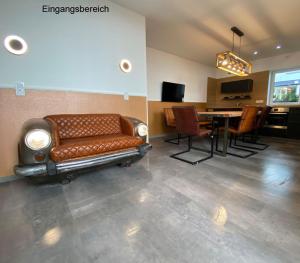 sala de estar con sofá marrón y mesa en Ferienhaus Berlin, en Berlín