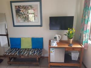 Cette chambre comprend un bureau et une chaise à côté d'une table. dans l'établissement Fairway cottage, à Port Edward