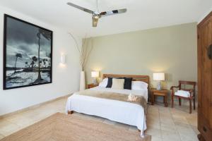 a bedroom with a bed and a table and a chair at Hotel Punta Sur in Tarifa