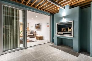 Μια τηλεόραση ή/και κέντρο ψυχαγωγίας στο 17 Marine - 2 Bedroom Garden Apt104