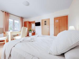 Łóżko lub łóżka w pokoju w obiekcie Hotel Łaziska