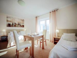 Łóżko lub łóżka w pokoju w obiekcie Hotel Łaziska
