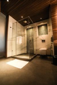 Bathroom sa Aria Resort & Spa - Pure Veg