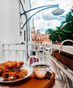 un piatto di croissant e una tazza di caffè sul balcone di Il Papavero a Ostuni
