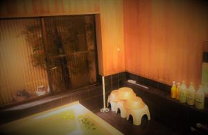 y baño con bañera, aseo y lavamanos. en Ryokan Shimizu, en Kioto