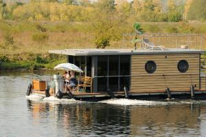 Photo de la galerie de l'établissement Otter Easy Houseboats, Comfortklasse M huisboot Hausboot, à Ophoven