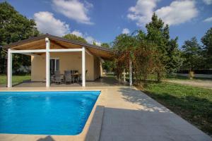 Bazén v ubytovaní Wonderful villa Nezakcij with pool near the town and the beach alebo v jeho blízkosti