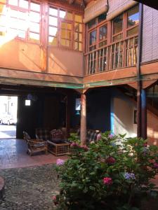 - un bâtiment en bois avec un balcon et des fleurs dans l'établissement CASA DEOGRACIAS, à Veguellina de Órbigo