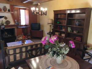 - un salon avec une table et des fleurs dans l'établissement CASA DEOGRACIAS, à Veguellina de Órbigo