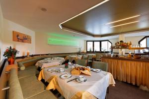 מסעדה או מקום אחר לאכול בו ב-Hotel Garni Maria Theresia