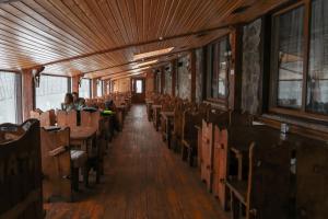 Restoran või mõni muu söögikoht majutusasutuses Хата Магната та Смерекова Хата