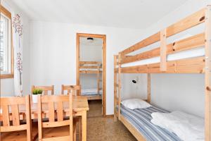 First Camp Ekudden-Mariestad في مارياستاد: غرفة نوم بسريرين بطابقين وطاولة ومكتب