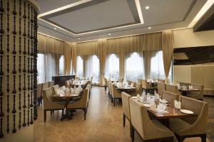 Posezení v ubytování Ramada by Wyndham Udaipur Resort and Spa