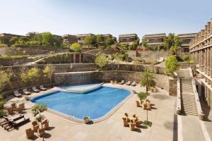 Bazén v ubytování Ramada by Wyndham Udaipur Resort and Spa nebo v jeho okolí