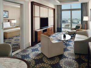 ドバイにあるGrand Plaza Mövenpickのキングベッド1台、テレビが備わる客室です。