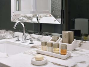 bagno con lavandino e specchio di Grand Plaza Mövenpick a Dubai