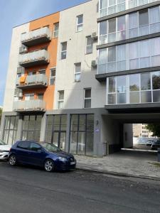 オラデアにあるcasa habana 2の建物の前に駐車された青い車