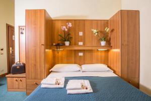 sypialnia z łóżkiem i dwoma ręcznikami na nim w obiekcie Hotel Trastevere w Rzymie