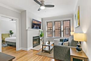 Lively Rejuvenating 1BR in Outstanding Location - Roscoe 2M