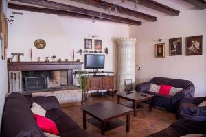 un salon avec deux canapés et une cheminée dans l'établissement Casa din Vale, à Vale