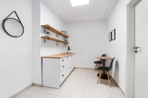 Cette chambre blanche dispose d'un bureau et d'une chaise. dans l'établissement Studencki Dom Marynarza Korab, à Szczecin