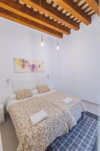 A bed or beds in a room at Apartamentos casa palacio
