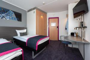 Uma cama ou camas num quarto em Cabinn Aalborg