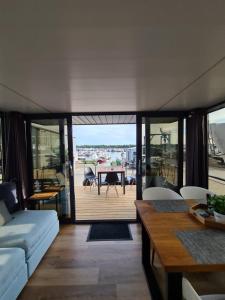 sala de estar con sofá y mesa en Otter Comfort klasse XL Houseboat, en Ophoven